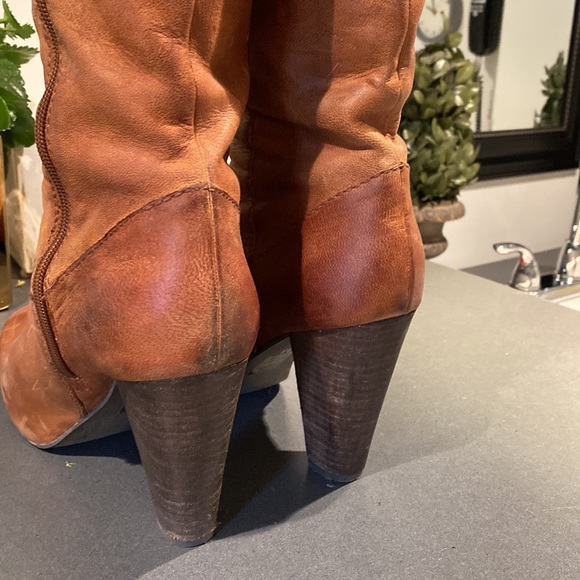 Tan coloured boots - Picture 3 of 5